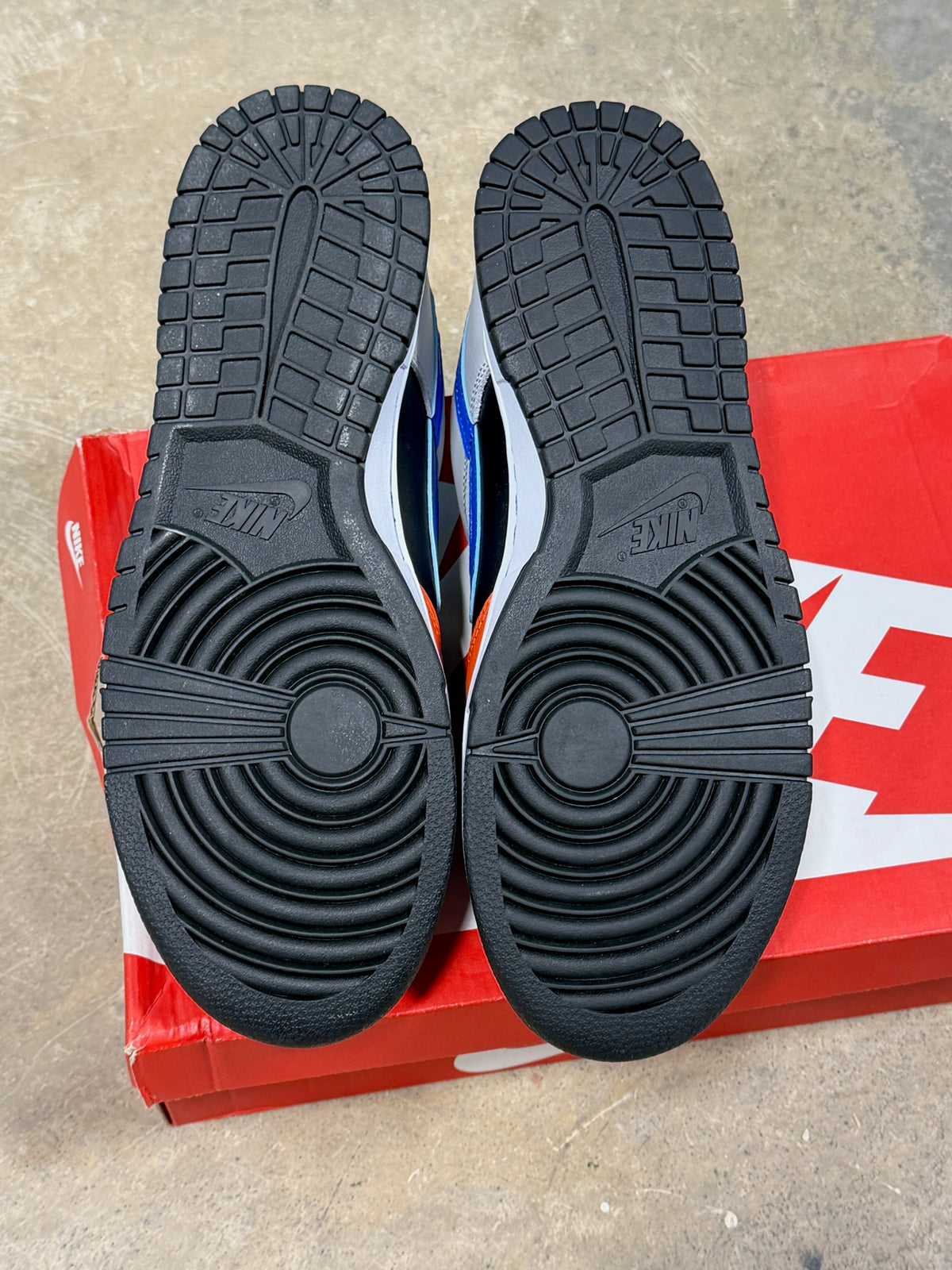 (9.5) Dunk Low 75th EMB Knicks
