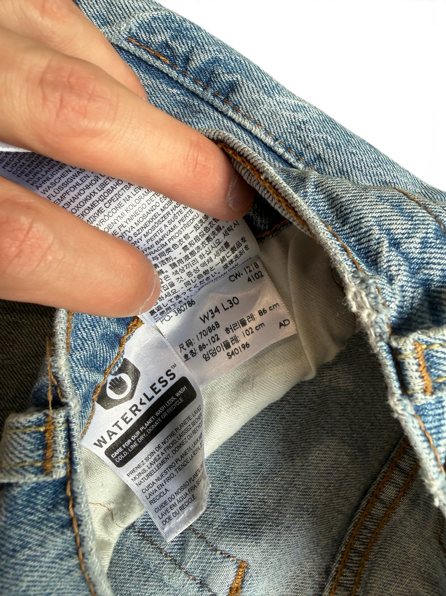 (34W) Levi 513 Light Wash Jorts