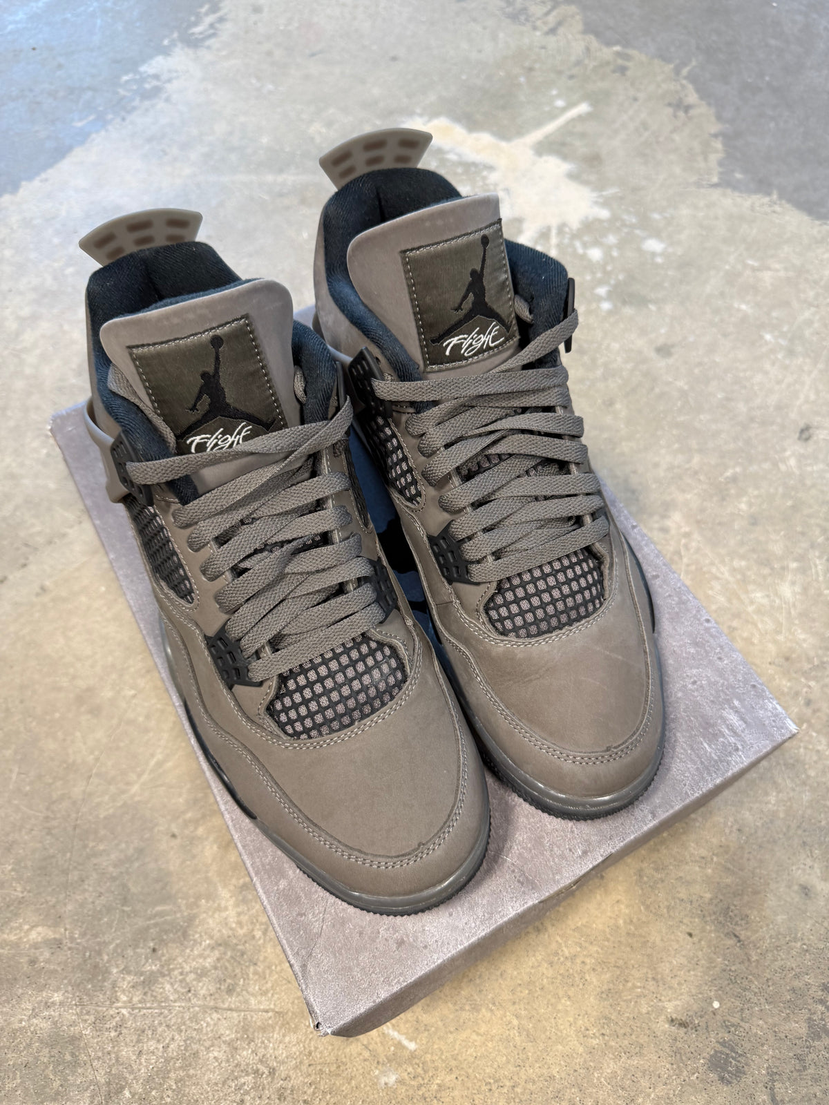 (11) Jordan 4 Cave Stone Lighty Used