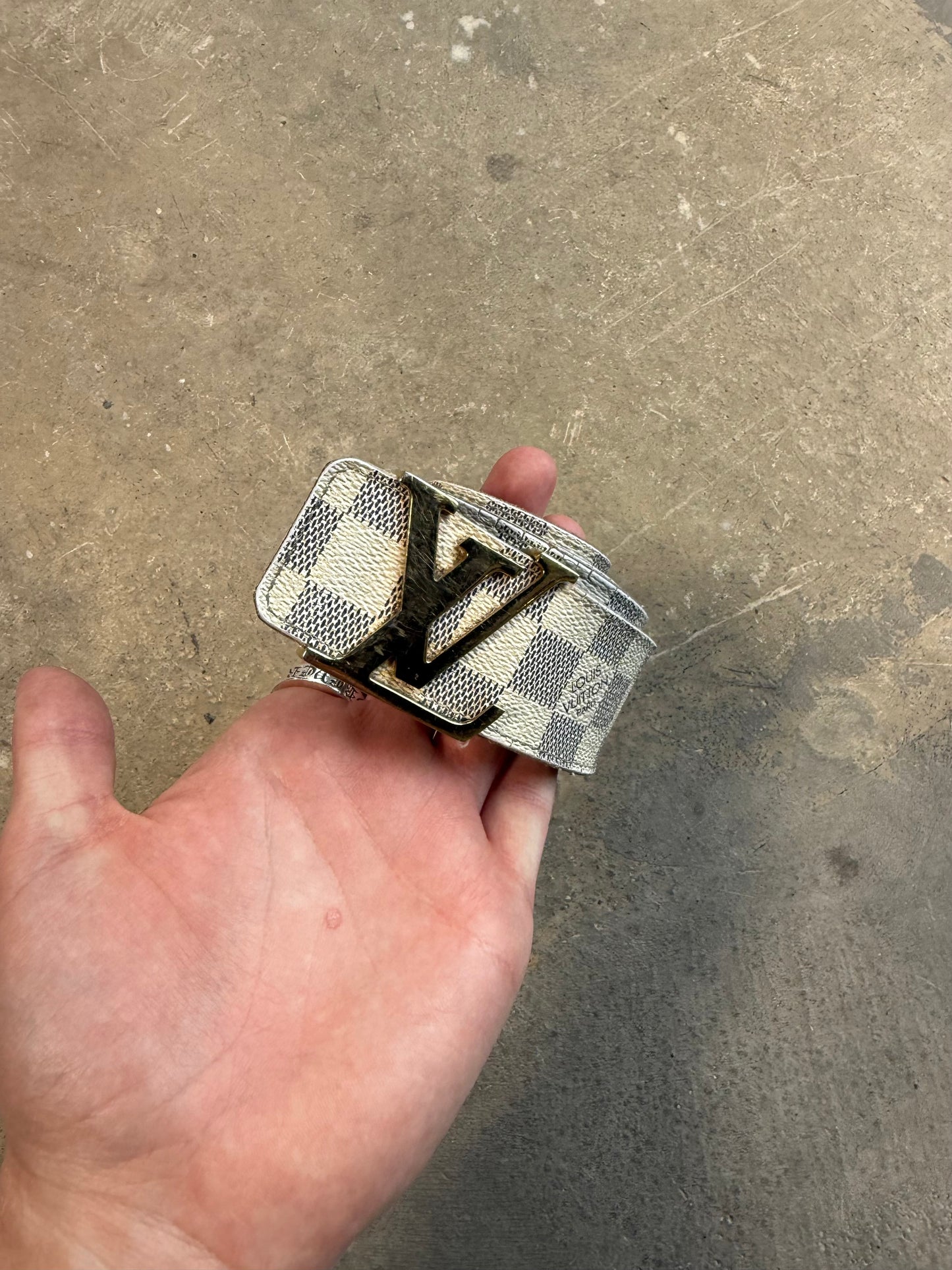 (38) White Louis Vuitton Damier Belt