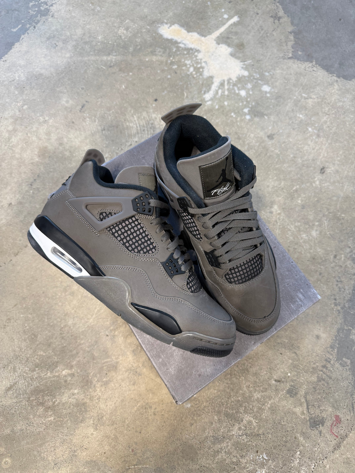 (11) Jordan 4 Cave Stone Lighty Used