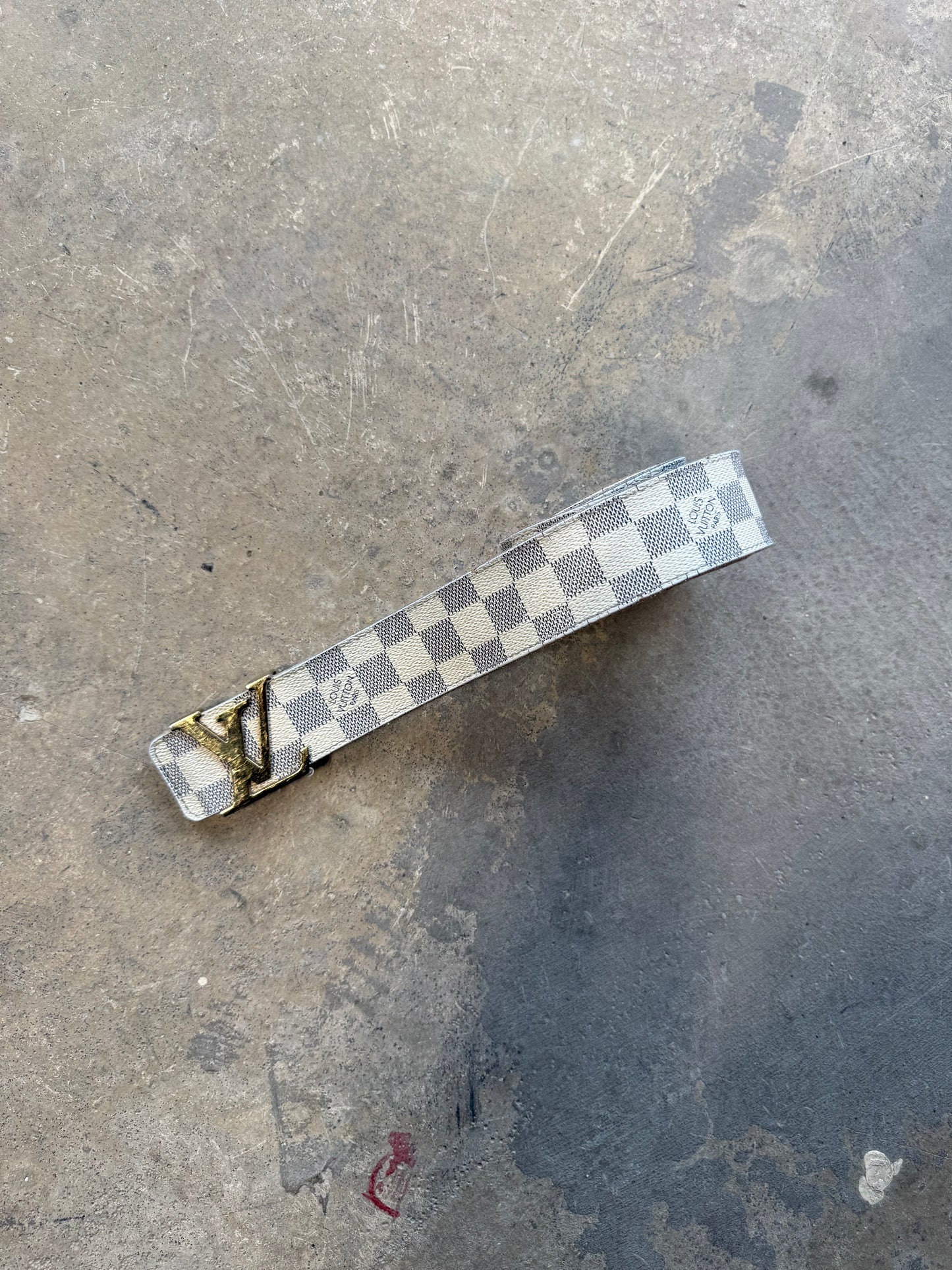 (38) White Louis Vuitton Damier Belt