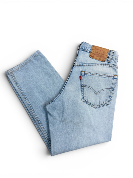 (32") Vintage Levi's 550 Light Wash Jeans
