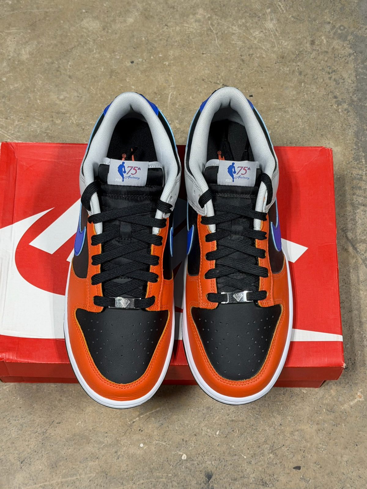 (9.5) Dunk Low 75th EMB Knicks