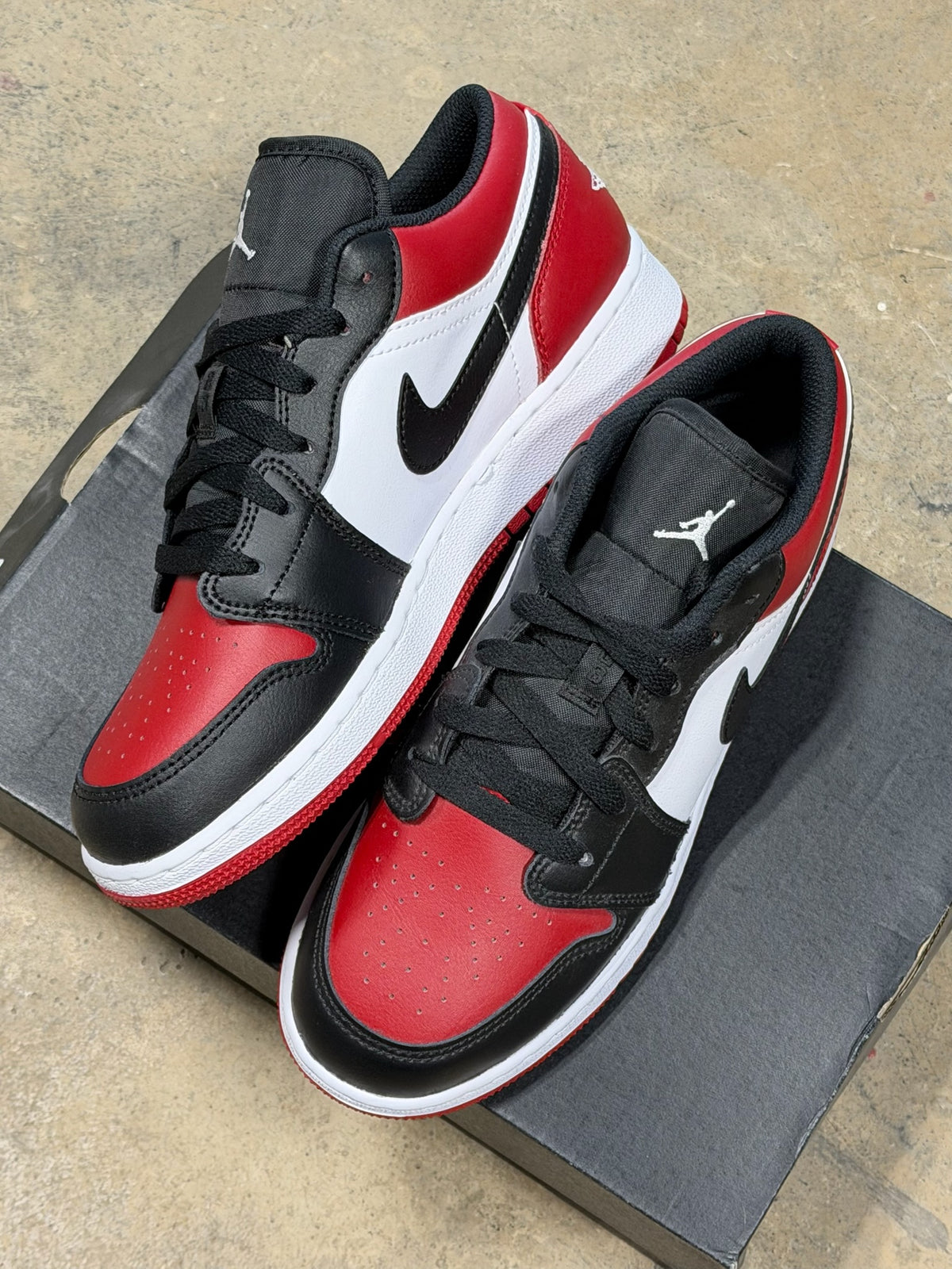 (6) Jordan 1 Low Bred Toe