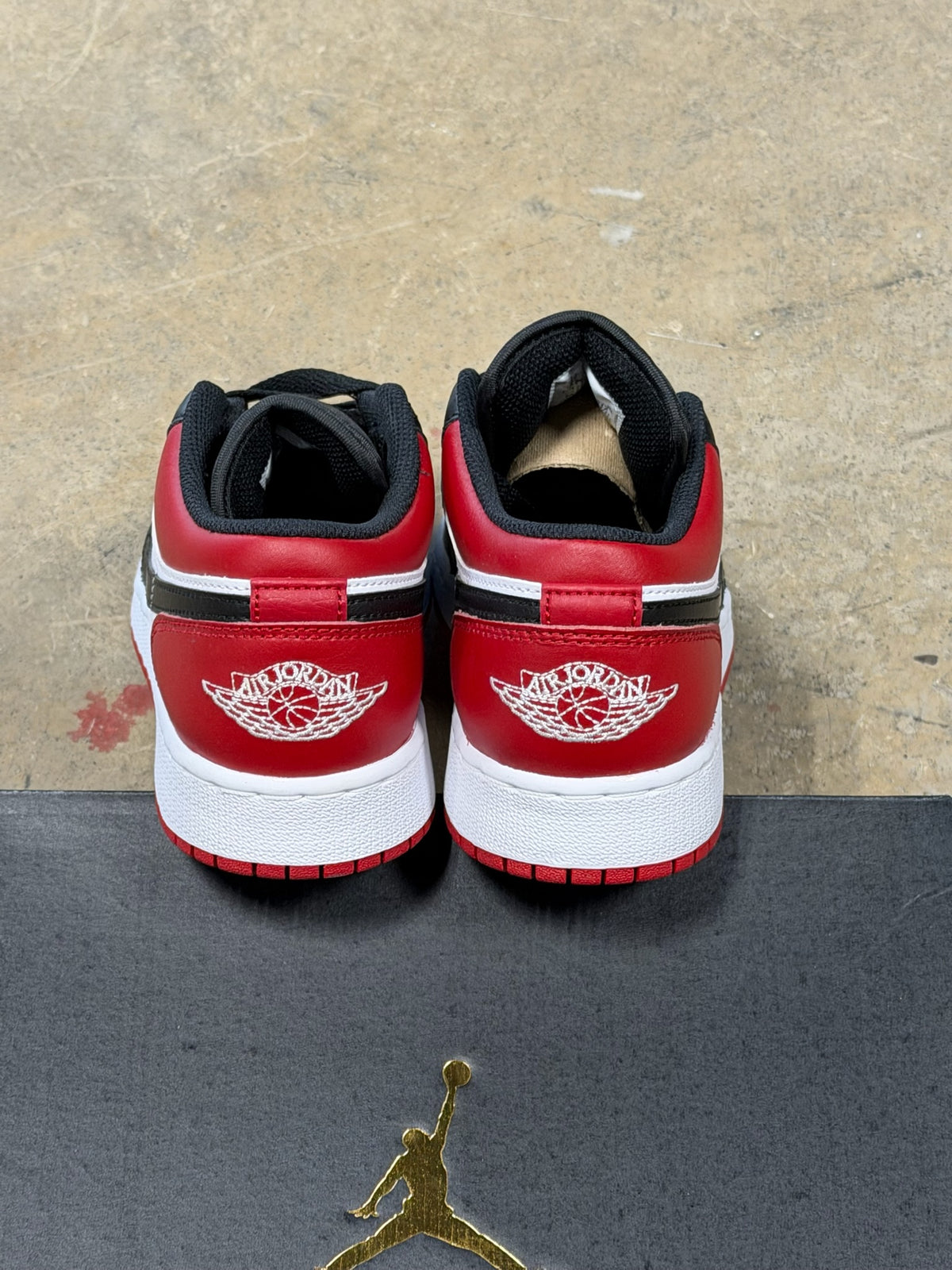 (6) Jordan 1 Low Bred Toe