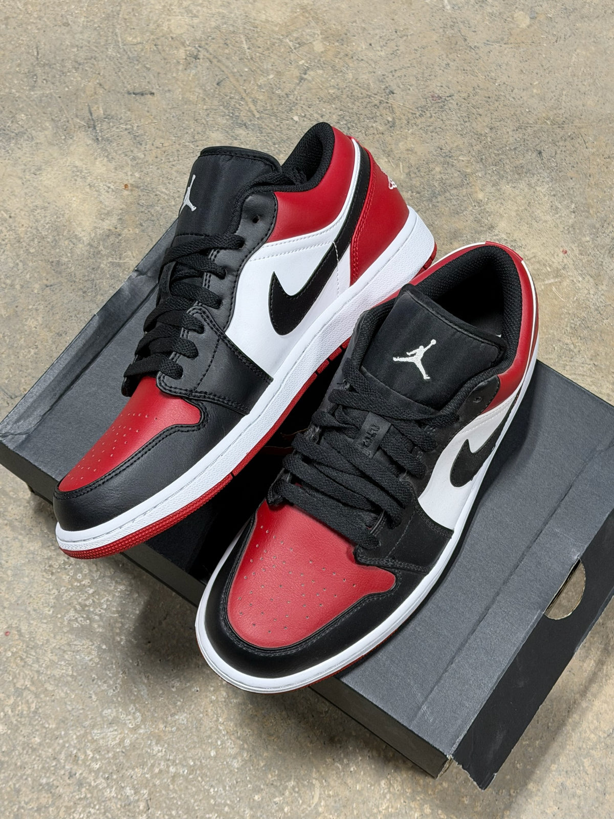 (11) Jordan 1 Low Bred Toe