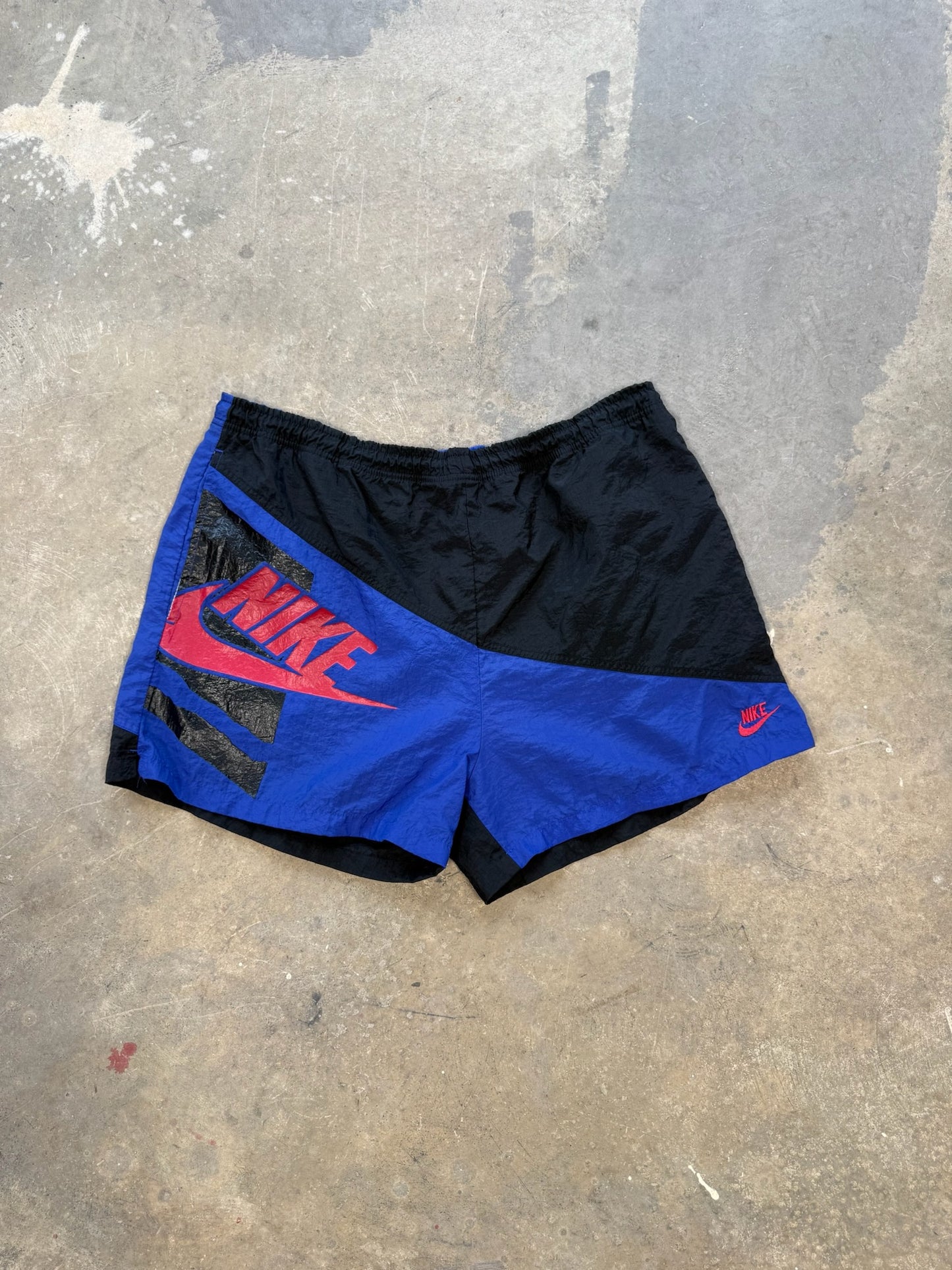 (L) 90s Nike Black Spellout Shorts