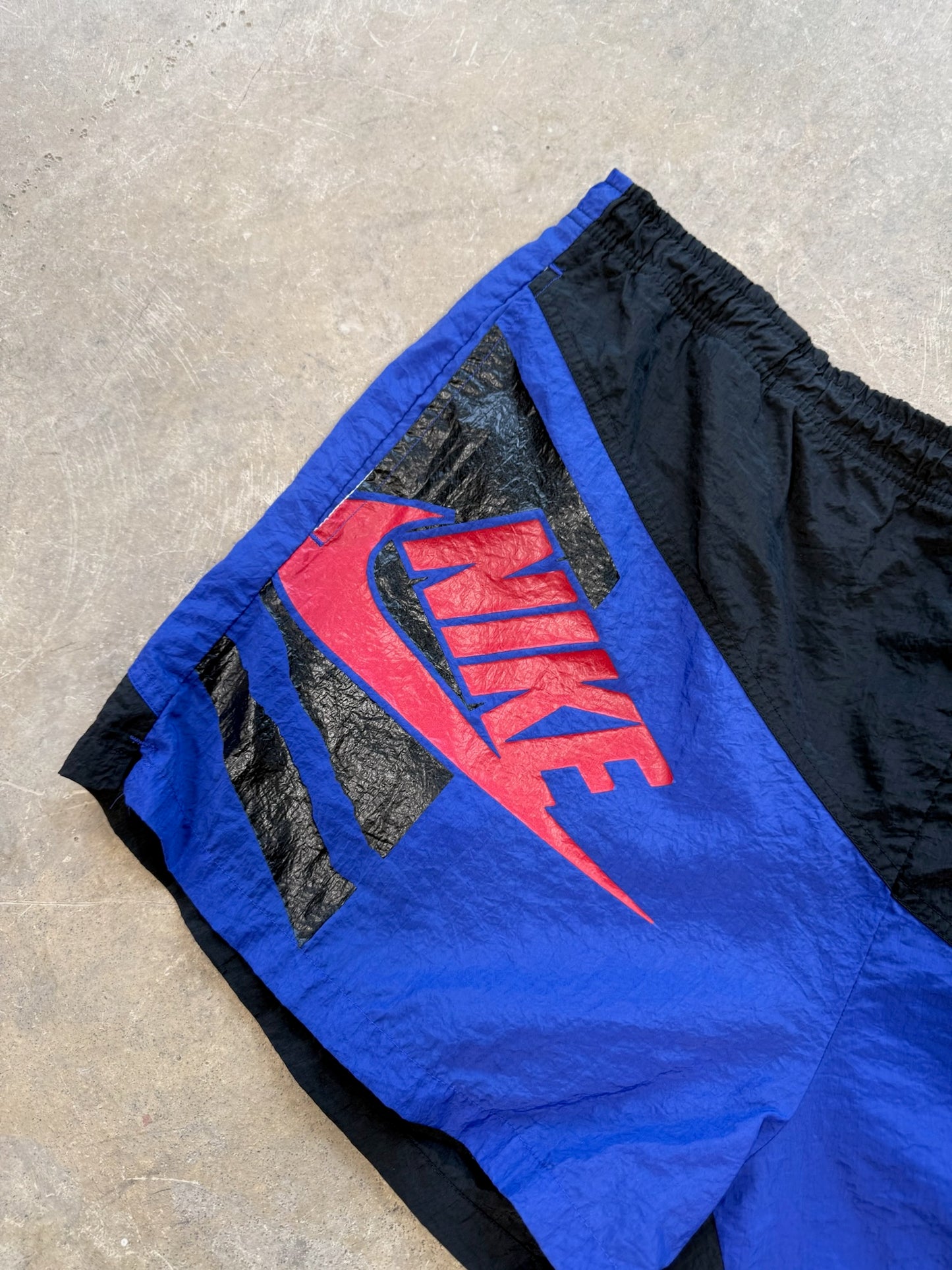 (L) 90s Nike Black Spellout Shorts