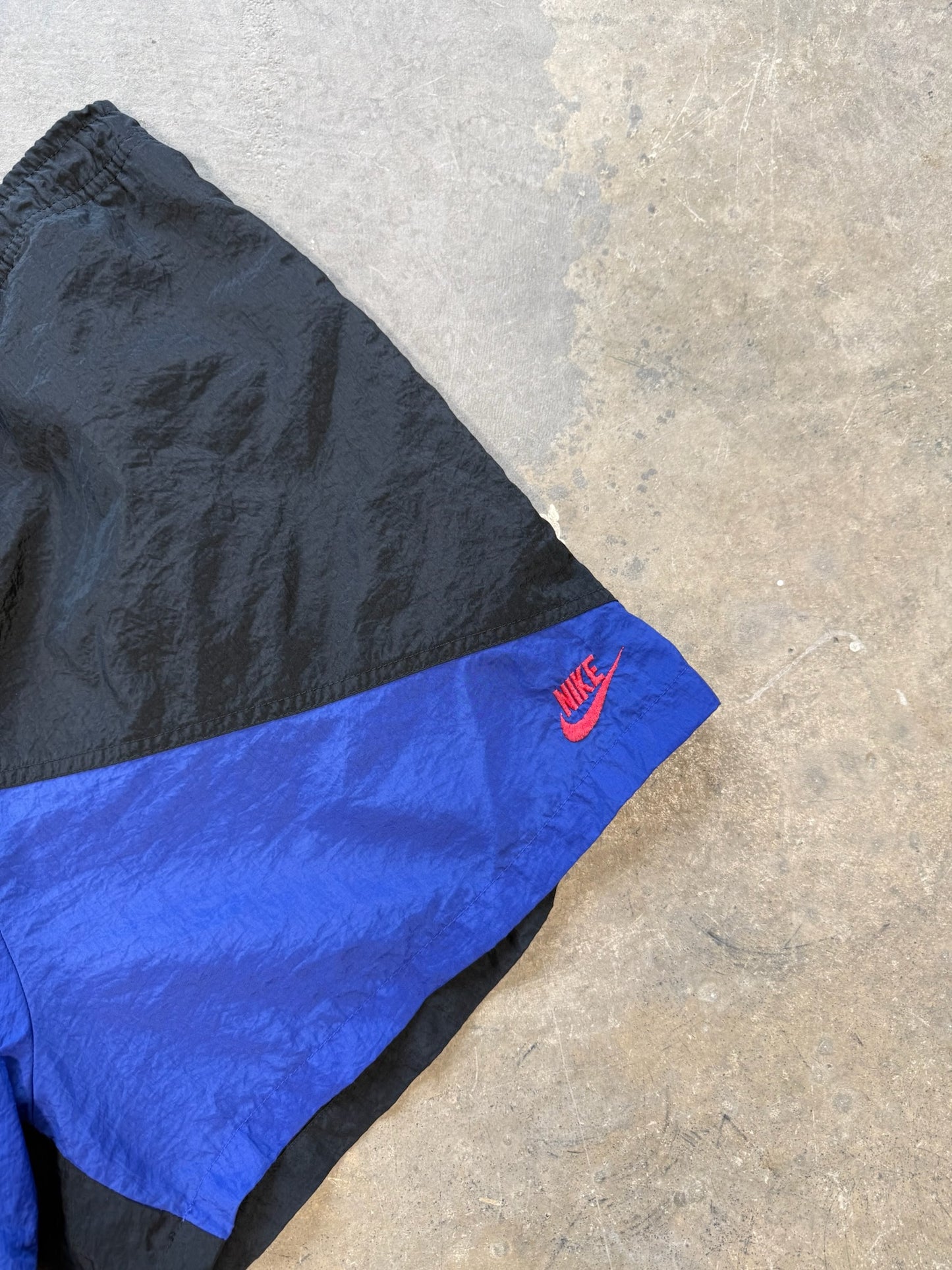 (L) 90s Nike Black Spellout Shorts