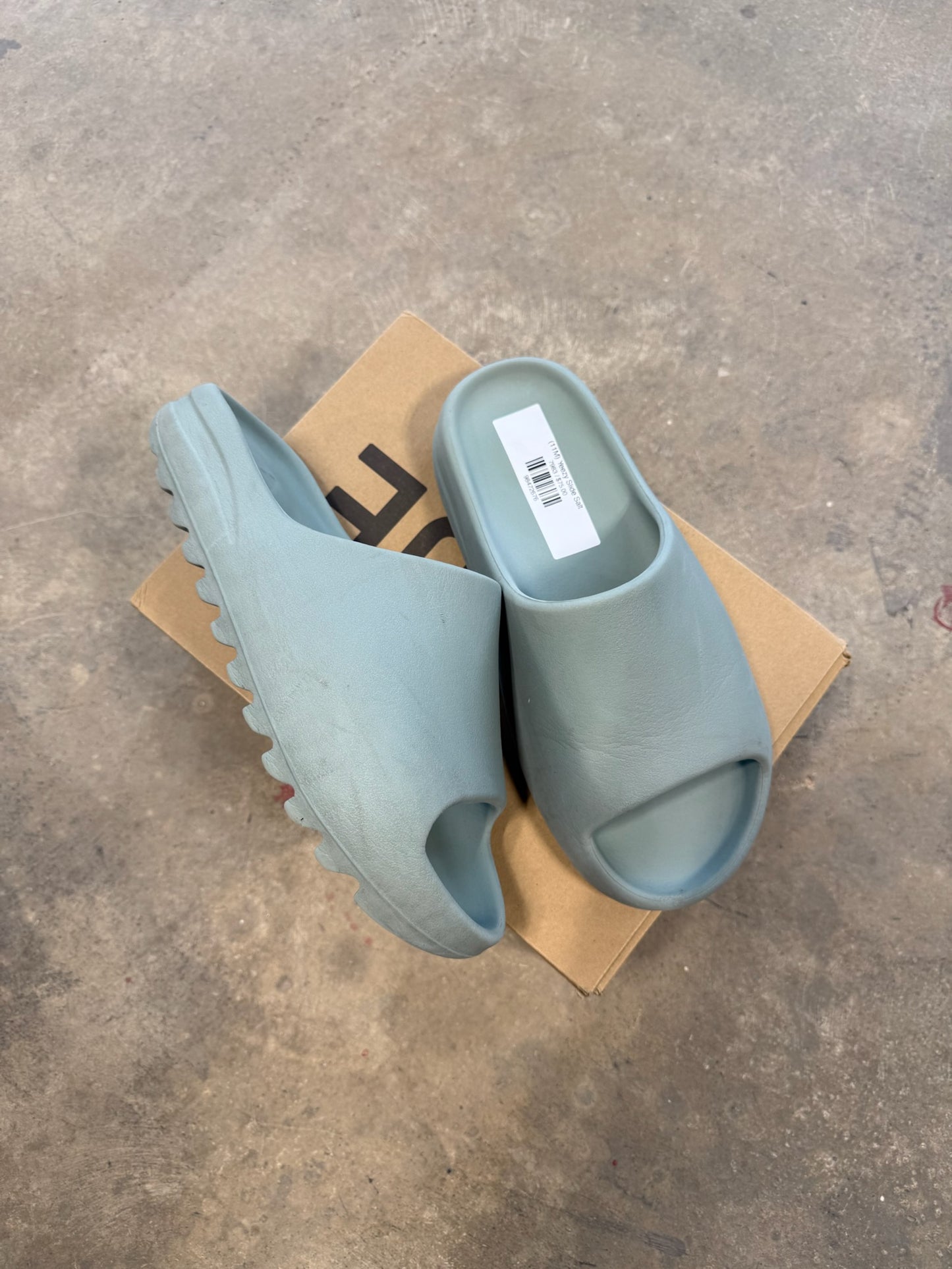 (11M) Yeezy Slide Salt