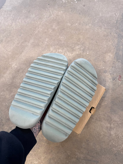 (11M) Yeezy Slide Salt