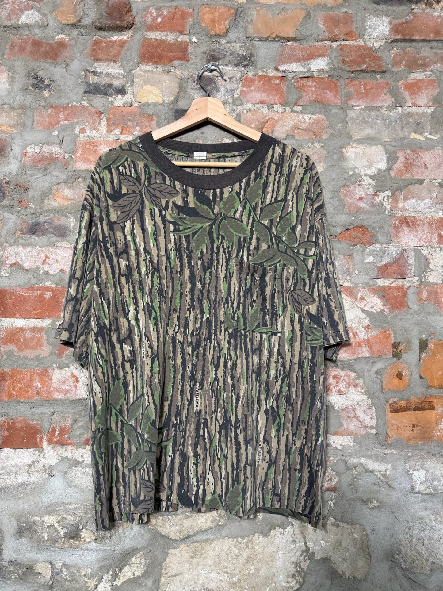 (XXL) 90s Real Tree Bark Camo Pocket Tee