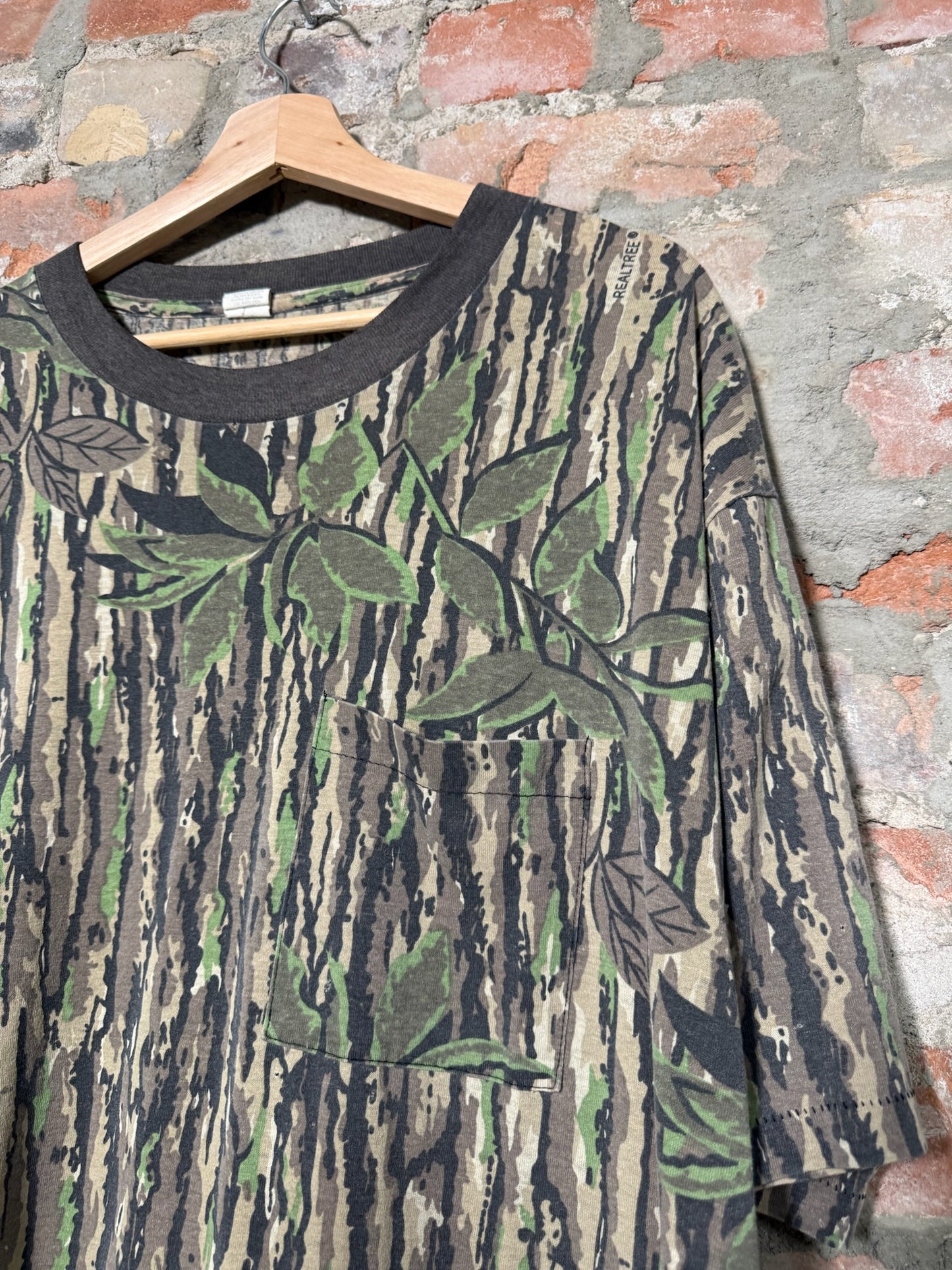 (XXL) 90s Real Tree Bark Camo Pocket Tee