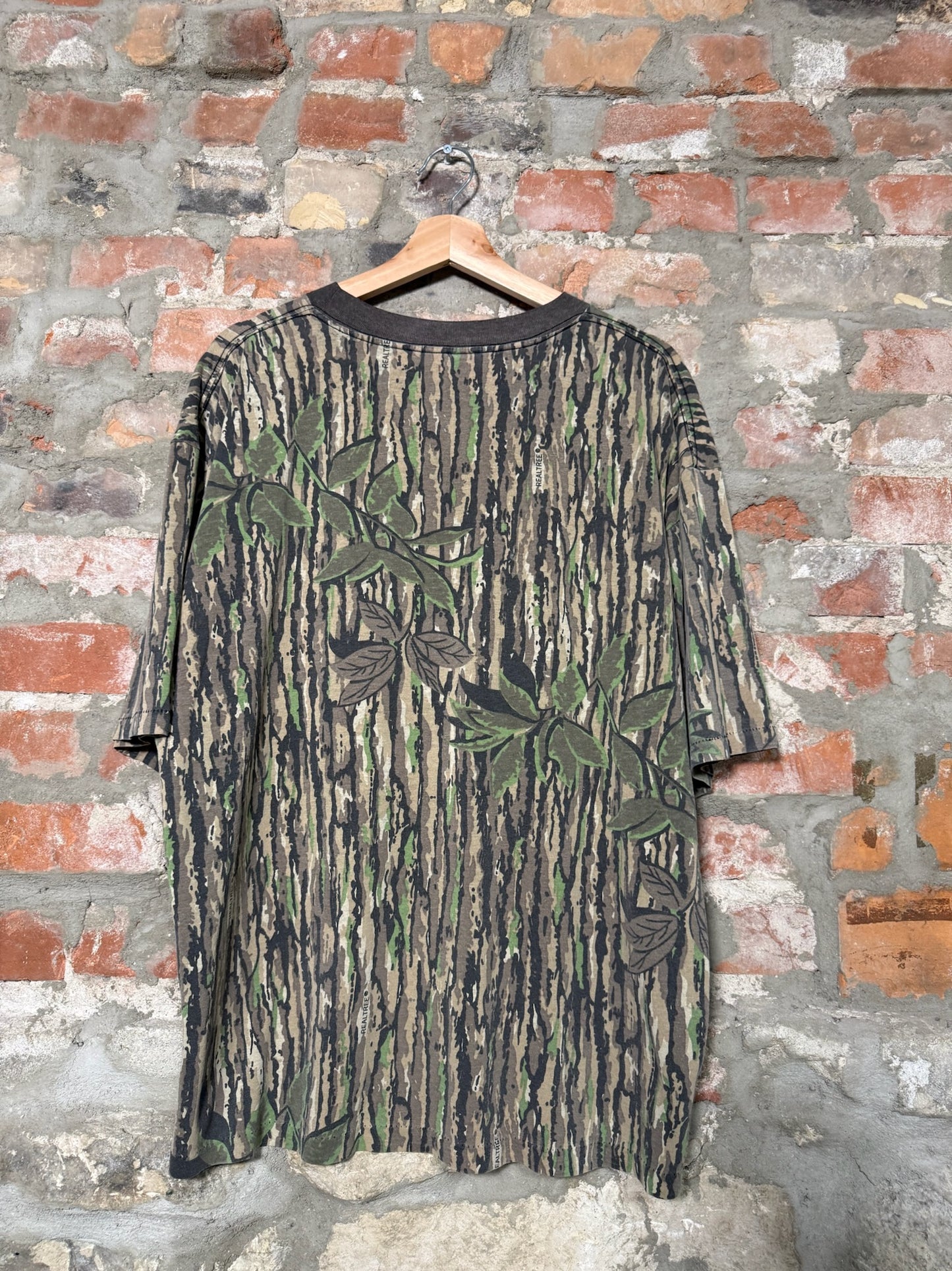 (XXL) 90s Real Tree Bark Camo Pocket Tee